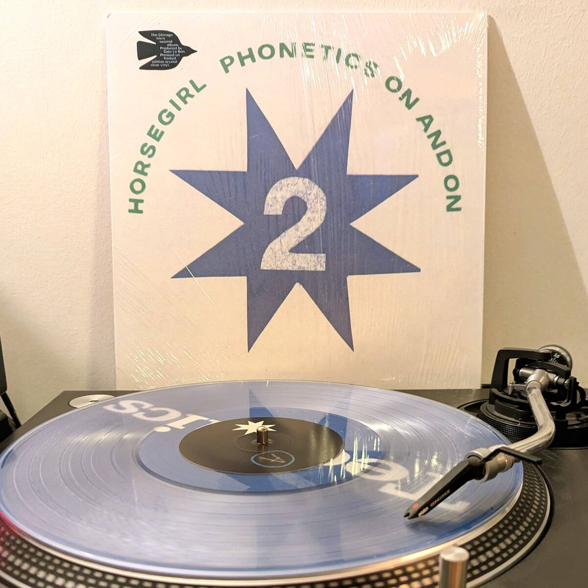 Horsegirl - Phonetics On And On Horsegirl - Phonetics On And On: Schallplatte auf Plattenteller, Vinylcover dahinter stehend